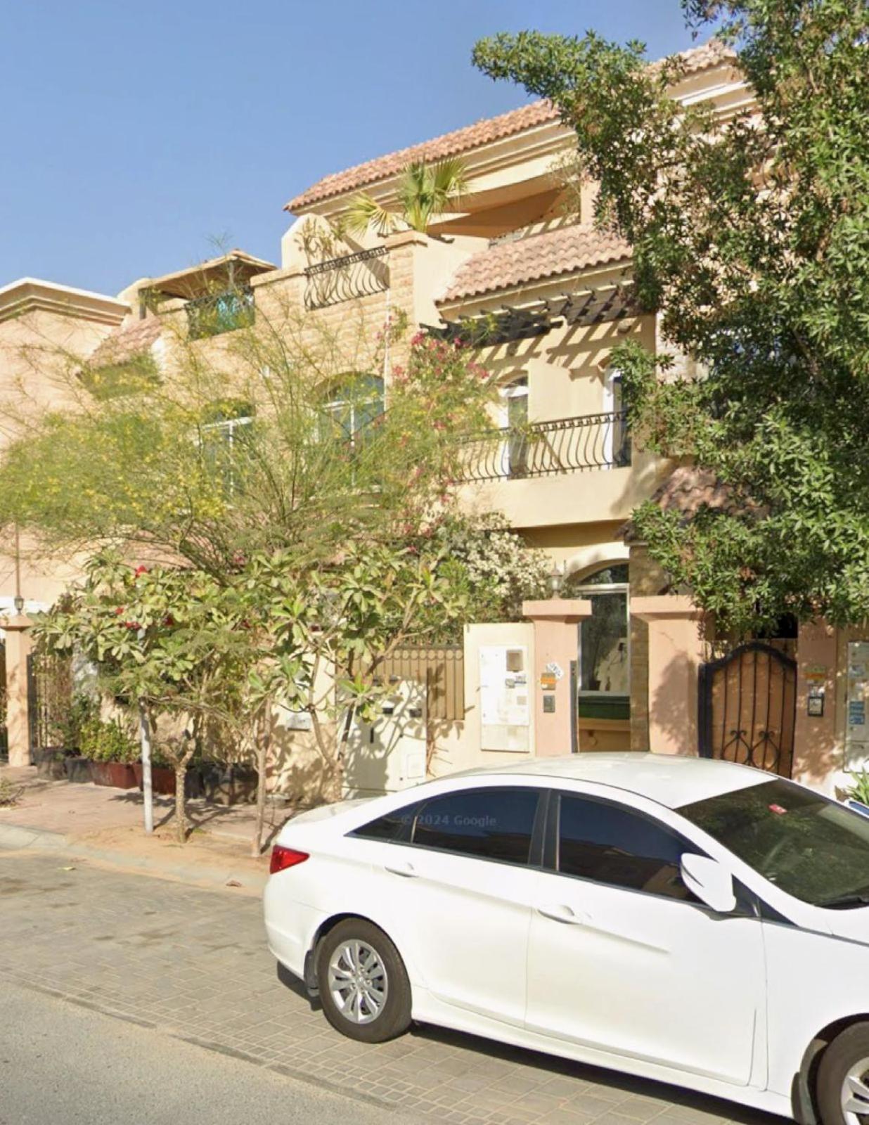 Guest house Stylish 3-bedroom Maid - In Jvc - Dubai